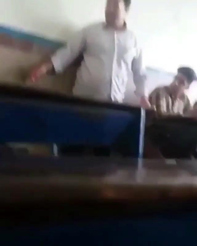 کتک زدن دانش آموز افغانی توسط معلم